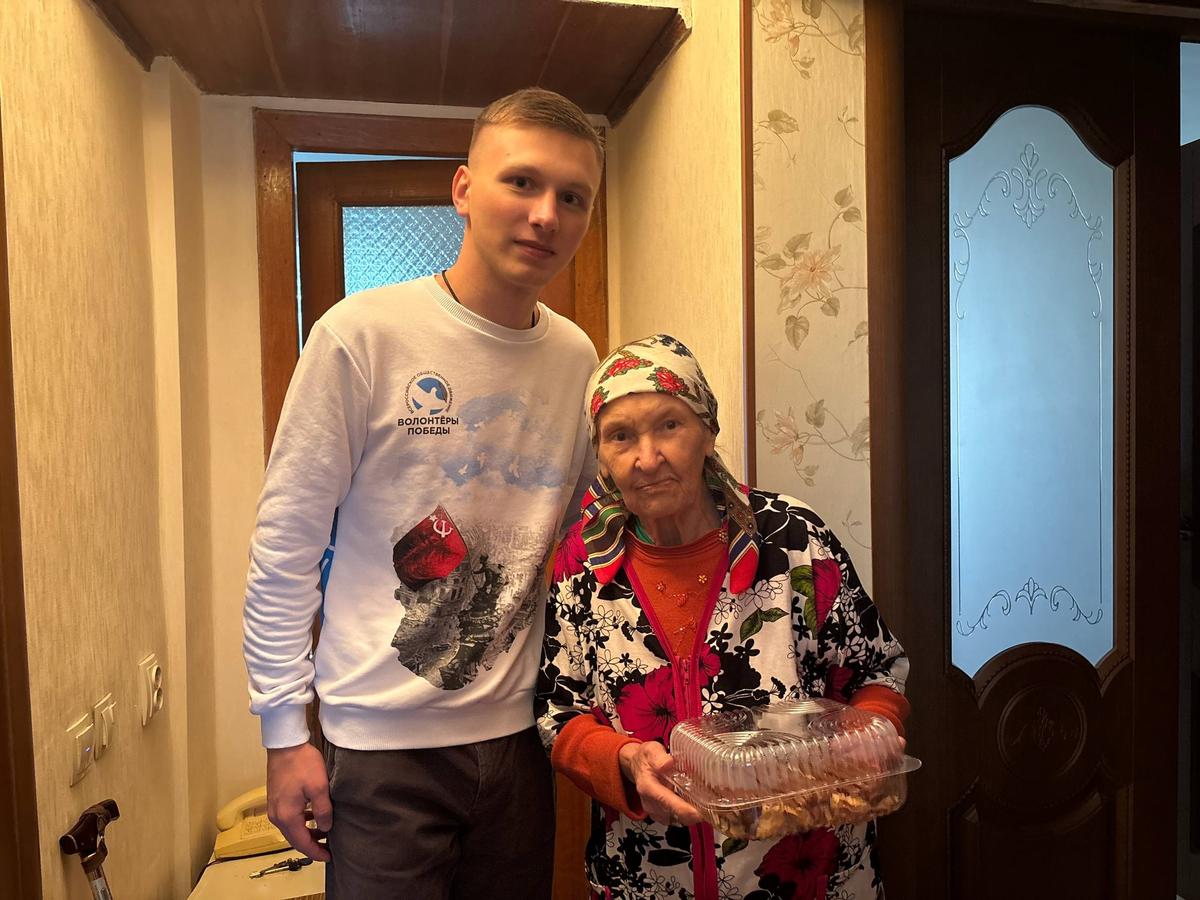 В Пятигорске молодежь поздравила ветерана с днем рождения