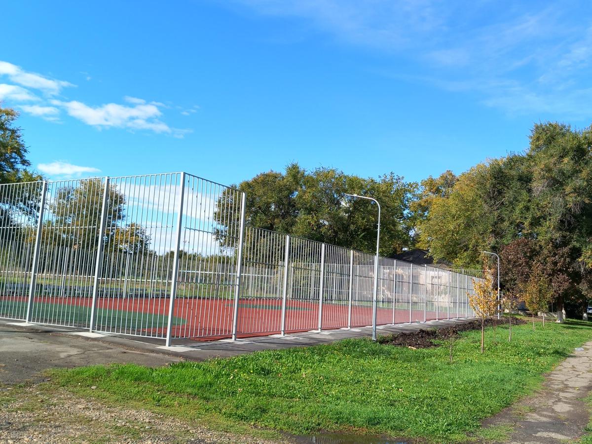 В Новоалександровском округе привели в порядок спортплощадку