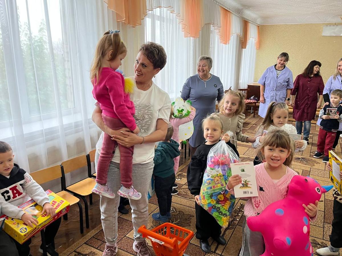 В детский сад Антрацита из Ипатовского округа доставили подарки