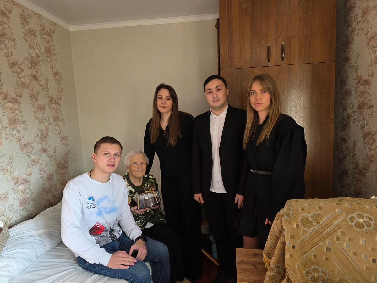 Молодёжь Пятигорска поздравила труженицу тыла с 94-летием