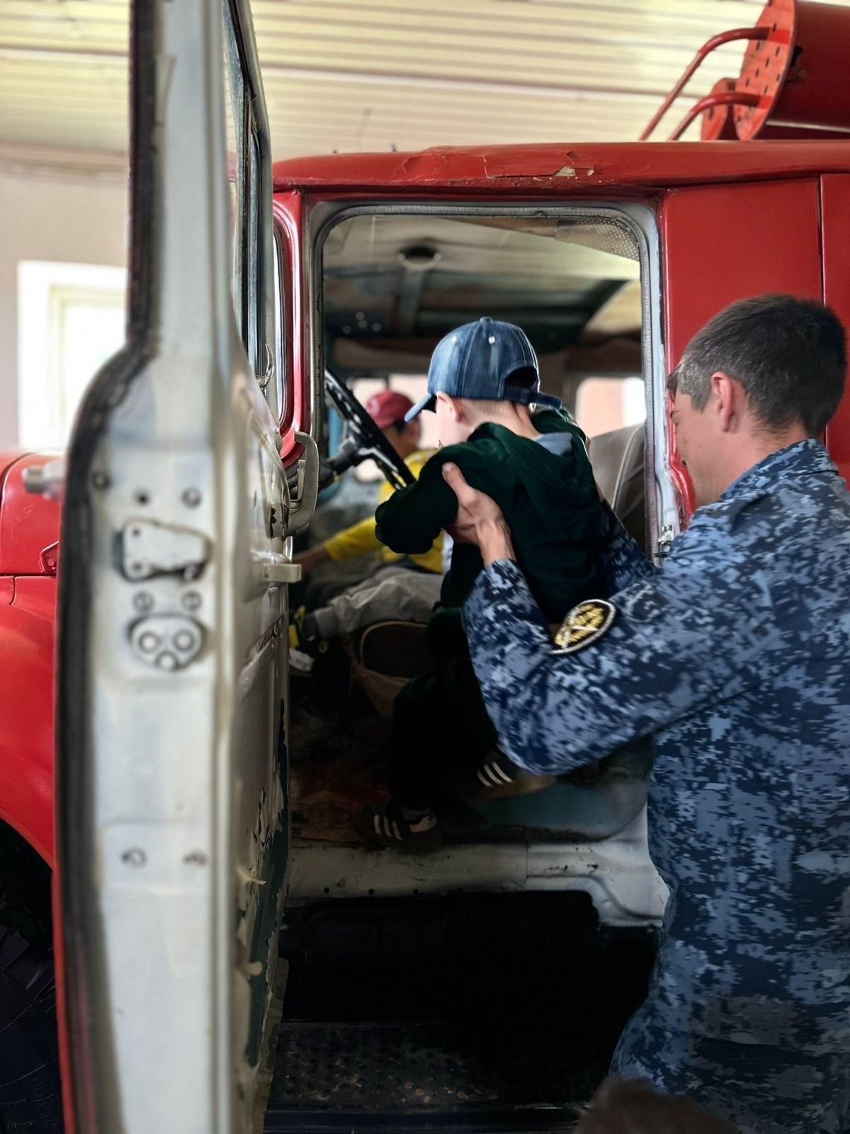 Детсадовцы «Василька» познакомились с профессией пожарного в колонии Дыдымкина