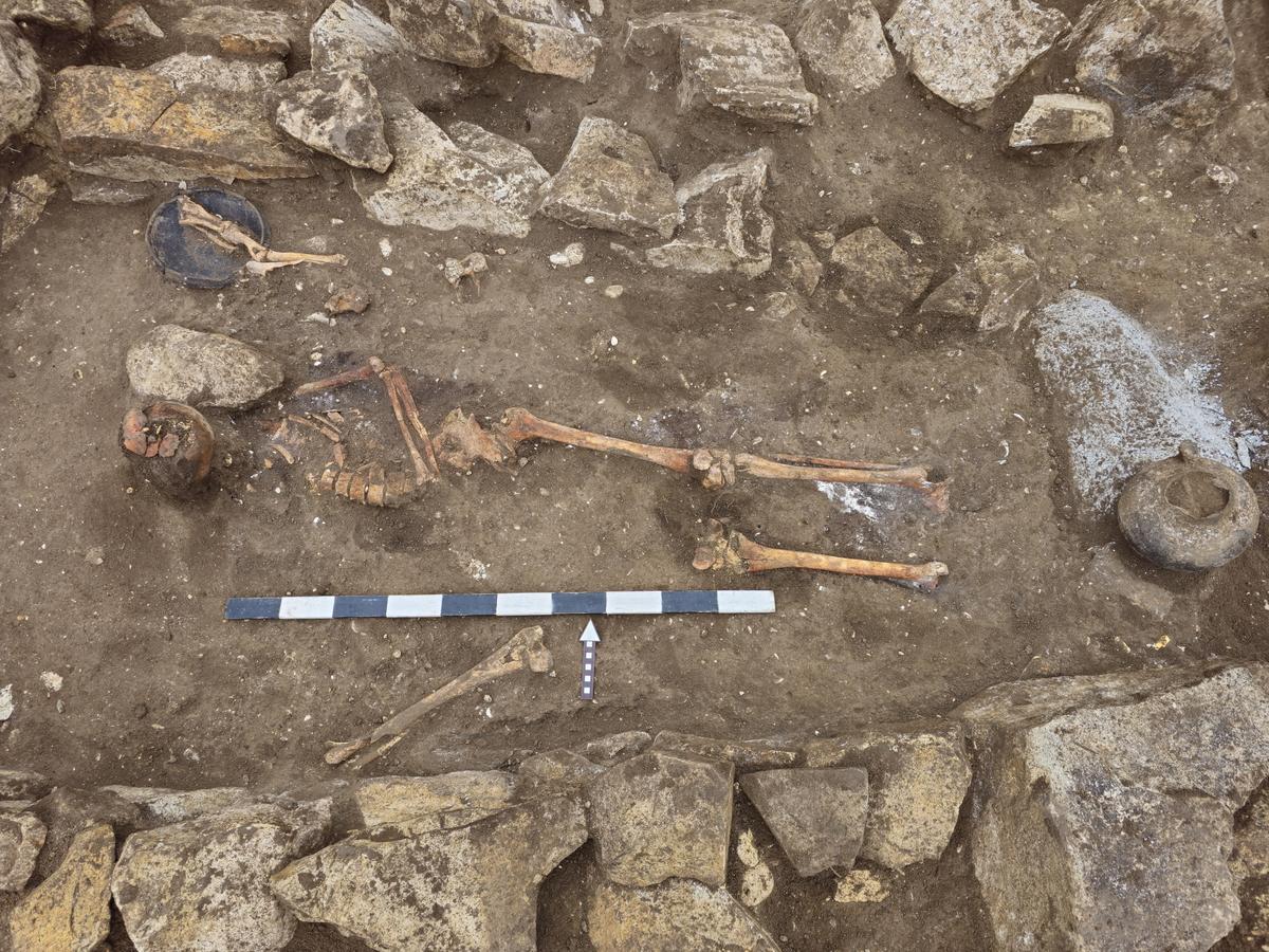 Близ Ессентуков археологи раскопали захоронения древних людей с посудой