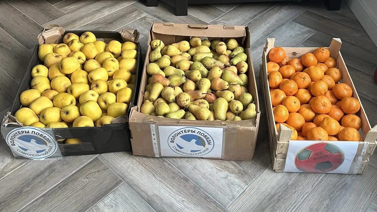 Волонтёры и футболисты Ставрополя передали подарки детям в диспансер