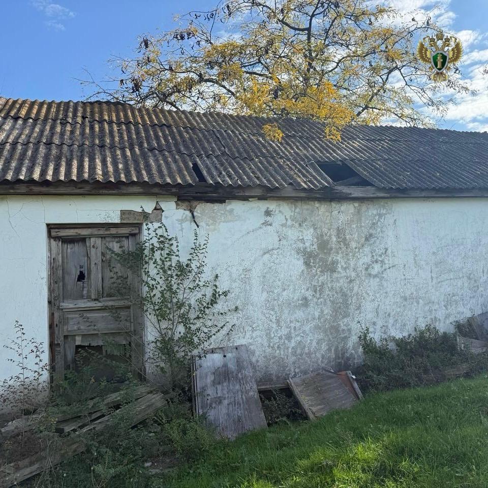 Во дворе школы Туркменского района снесут постройку, угрожающую детям