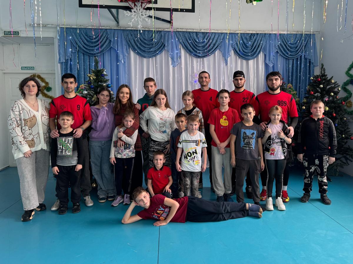 На Ставрополье волонтёры и спортсмены посетили Детский дом в канун Нового года