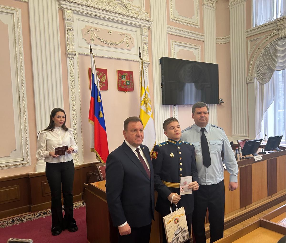 В Ставрополе в честь Дня Конституции вручили первые паспорта школьникам