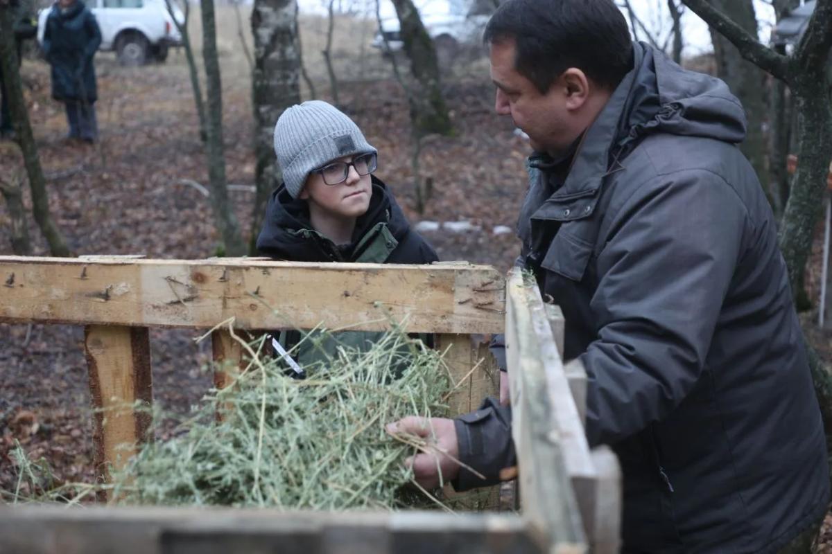 Мальчик из Пятигорска под Новый год вместе с егерем сделал кормушки для животных