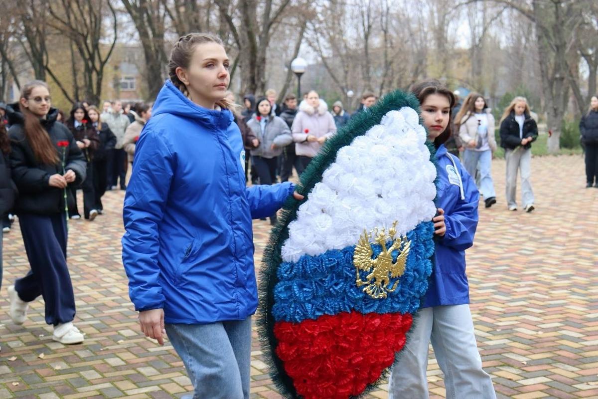 В Светлограде молодёжь возложила цветы к мемориалу воинов
