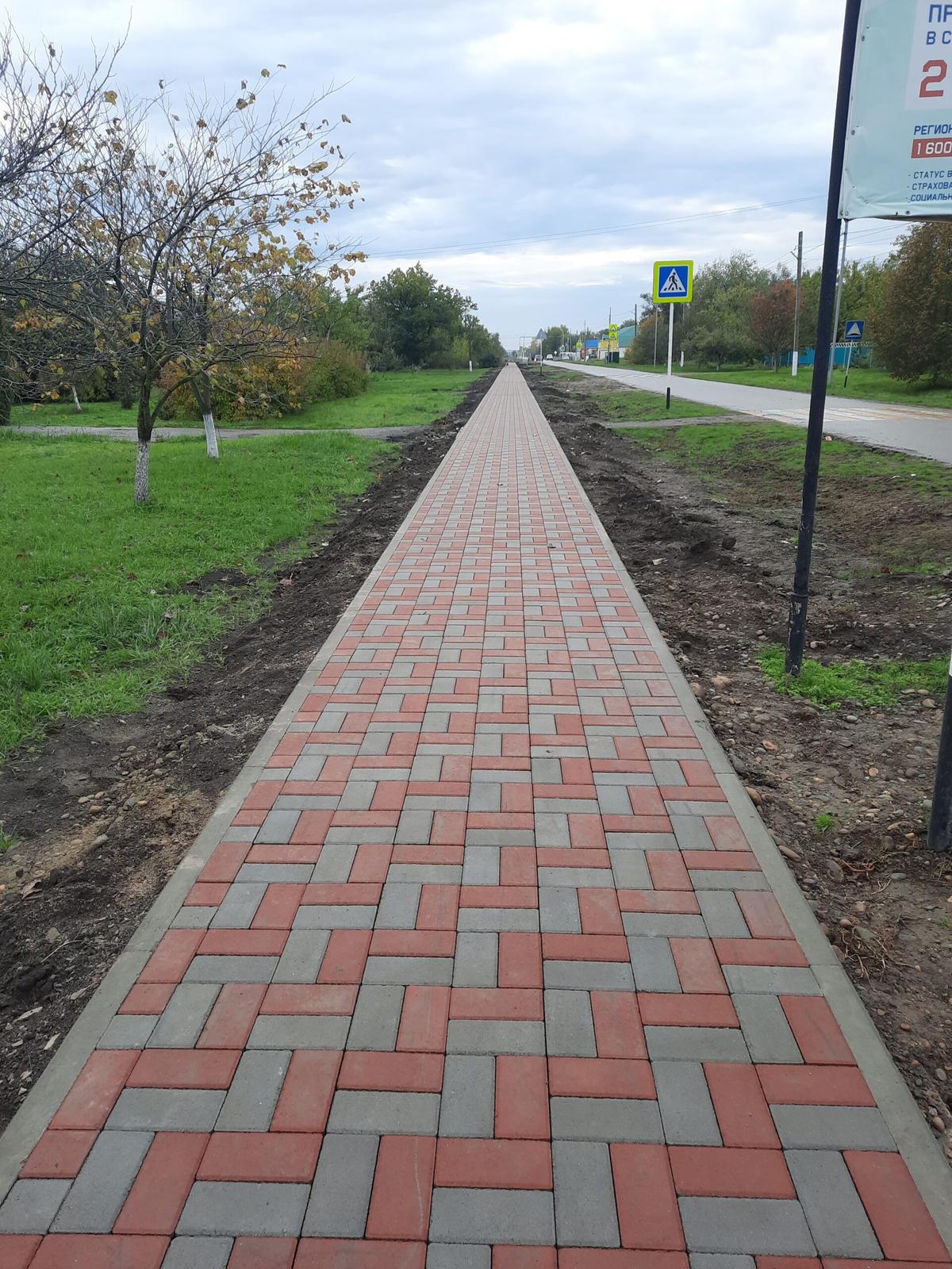 В посёлке Новоалександровского округа привели в порядок тротуар