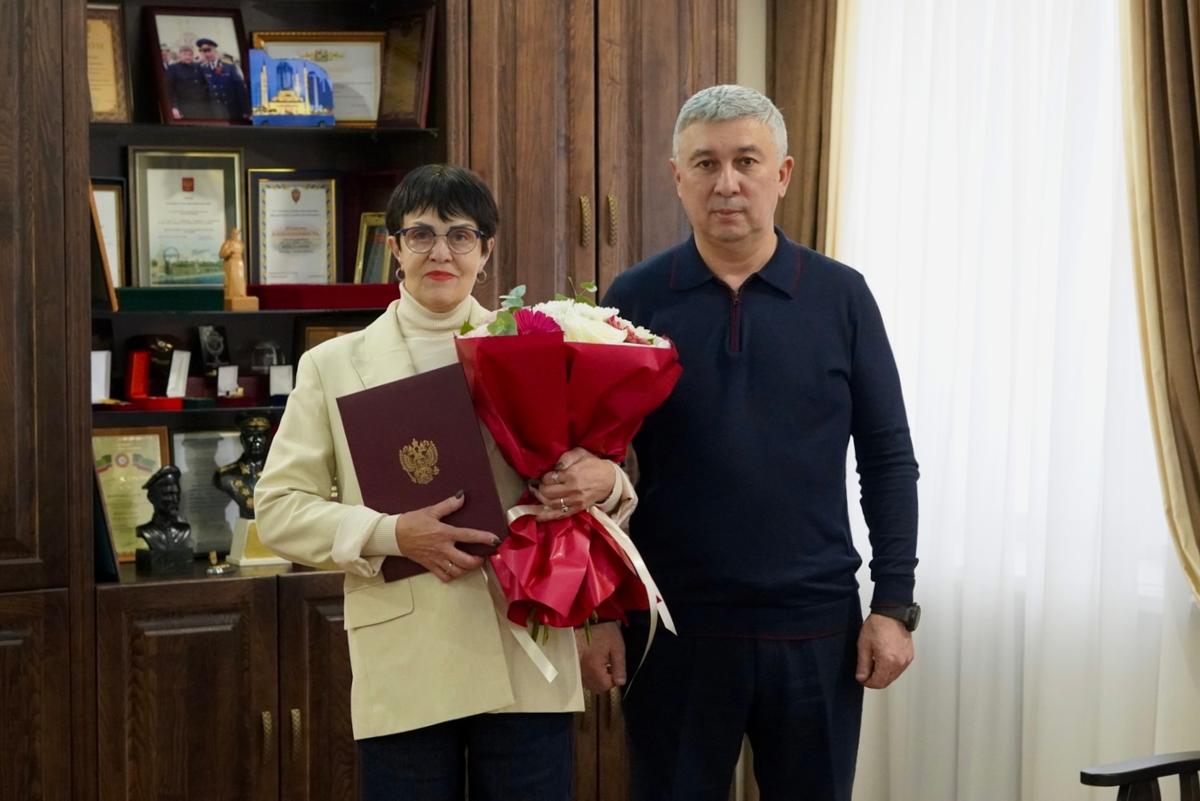 Полковник в отставке приняла поздравления с юбилеем от начальника УФСИН по СК