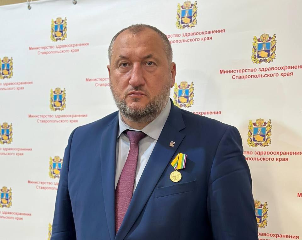 Медаль за вклад в укрепление обороны страны получил глава минздрава Ставрополья