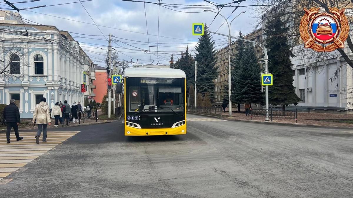 В Ставрополе парень пересекал дорогу на красный свет и попал под троллейбус