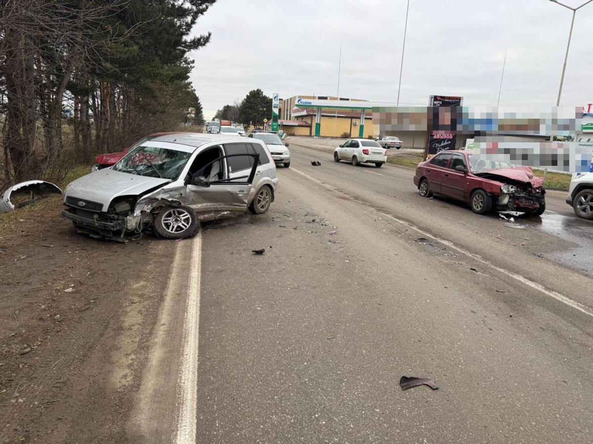 Около Ессентуков в результате ДТП трех машин пострадал водитель