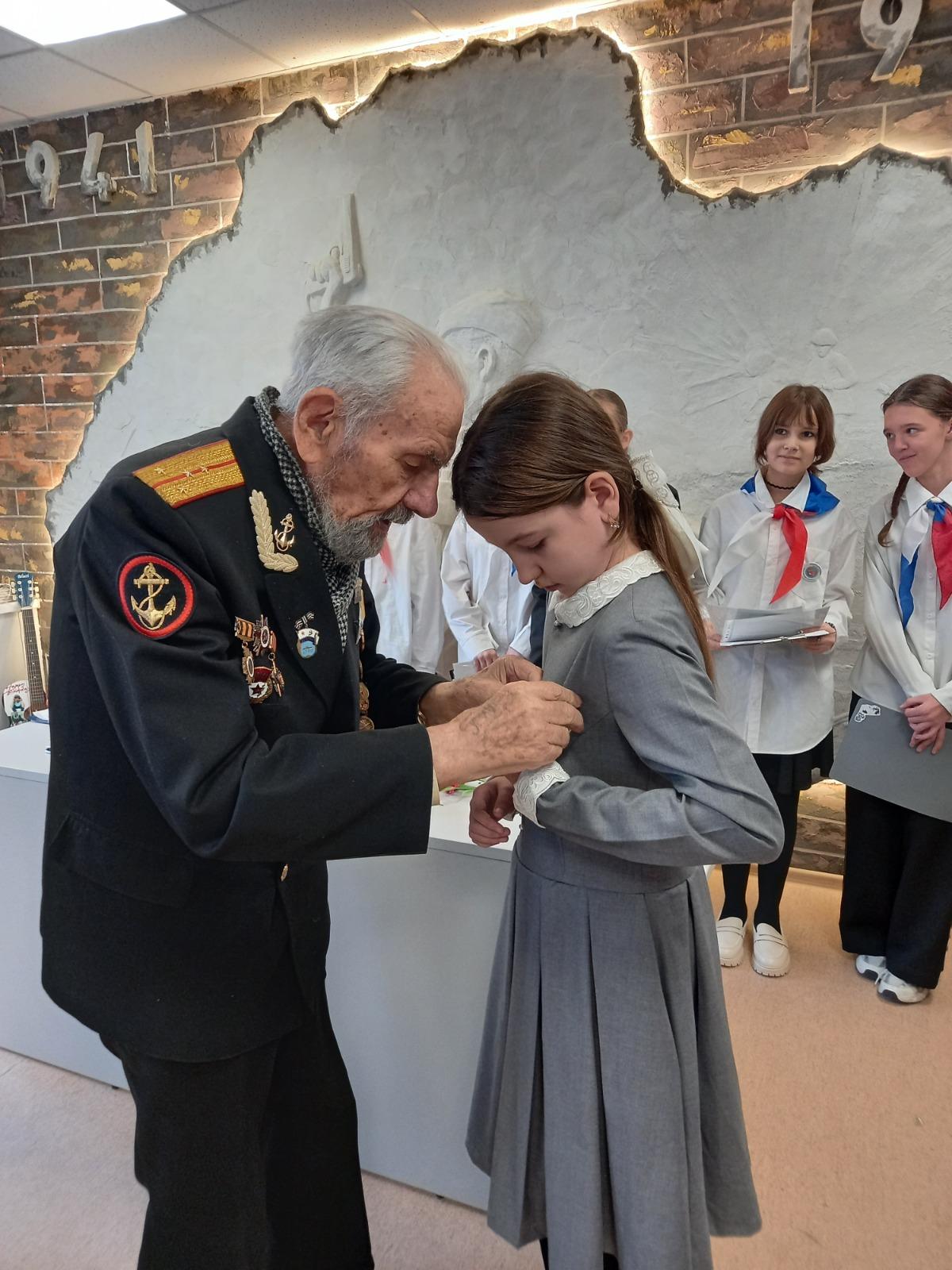 Равнение на героев