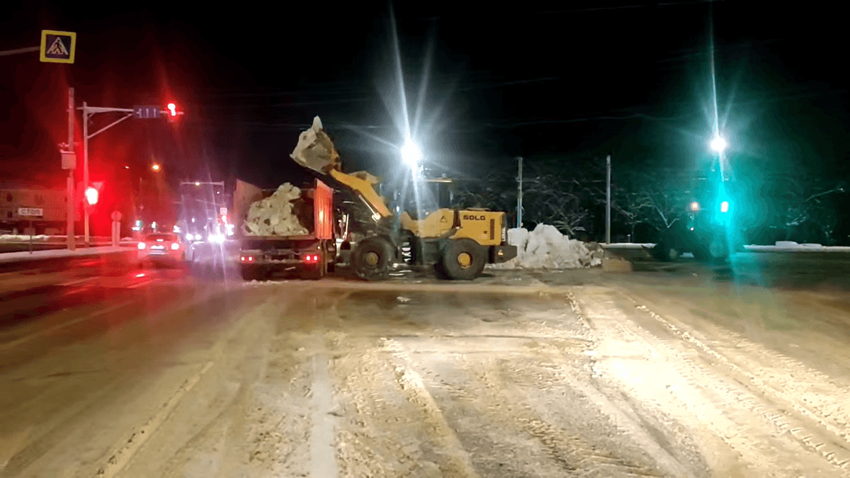 В Ставрополе продолжают убирать город от снега и наледи
