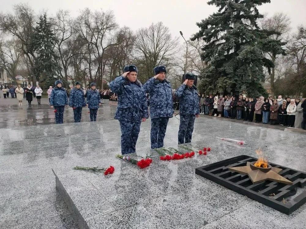 В Зеленокумске сотрудники колонии почтили память защитников Отечества