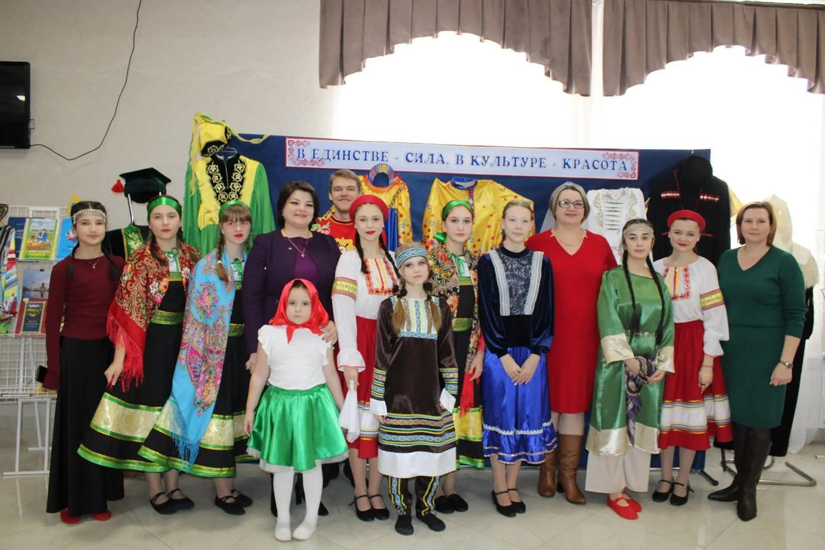 В Апанасенковском округе Год единства народов России начался концертом