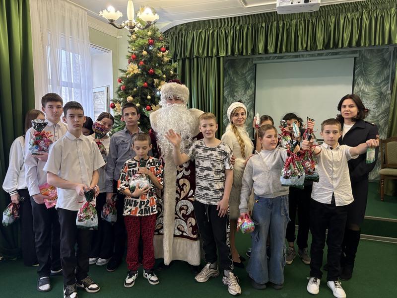 Полицейские Ставрополя поздравили ребят в детском доме с Новым годом