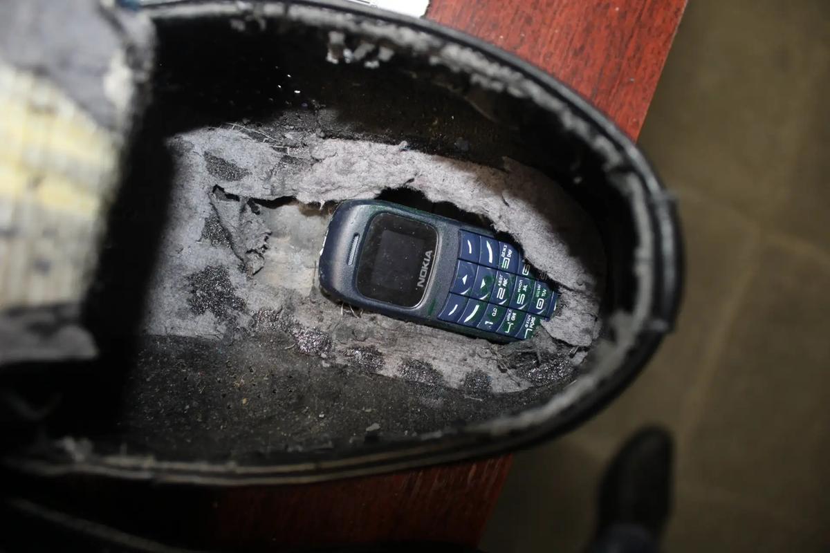 В Ставрополе для передачи в СИЗО телефон был спрятан в подошве обуви