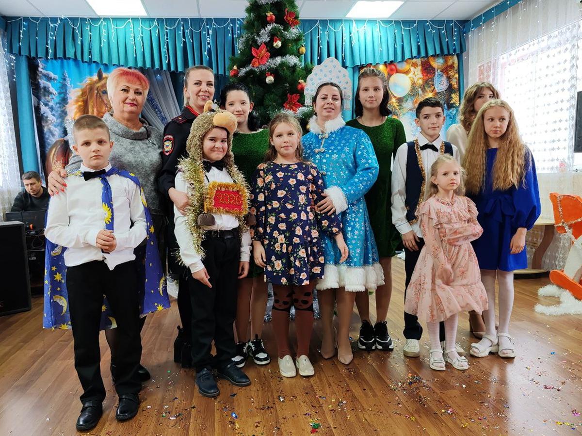 Сотрудники полиции подарили праздник воспитанникам детдома в Новопавловске