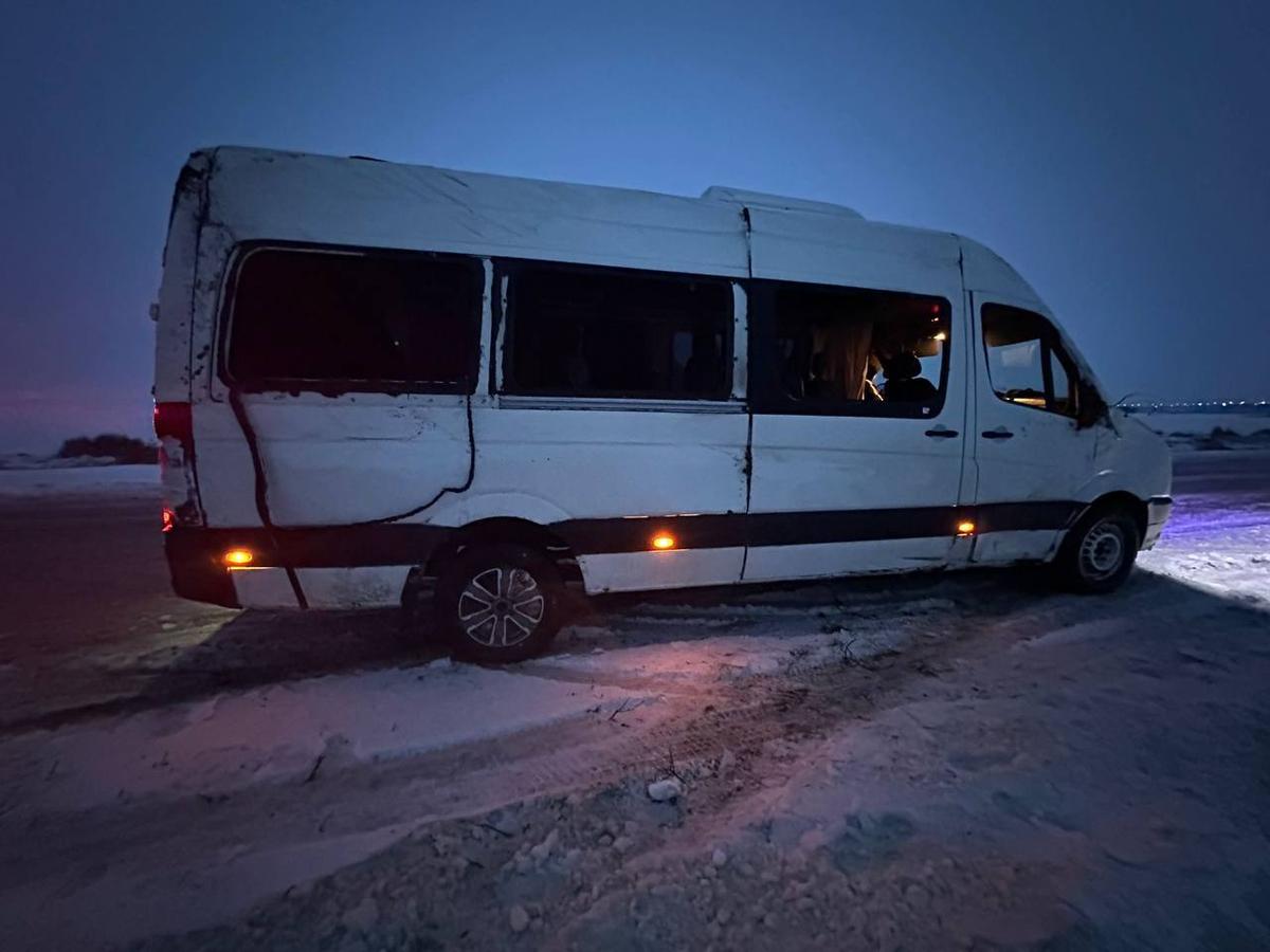 Микроавтобус с пассажирами опрокинулся на трассе в Новоалександровском округе