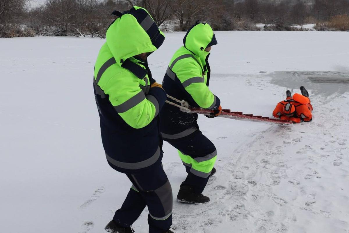 Спасатели Ставрополя вытащили из-подо льда условного утопающего