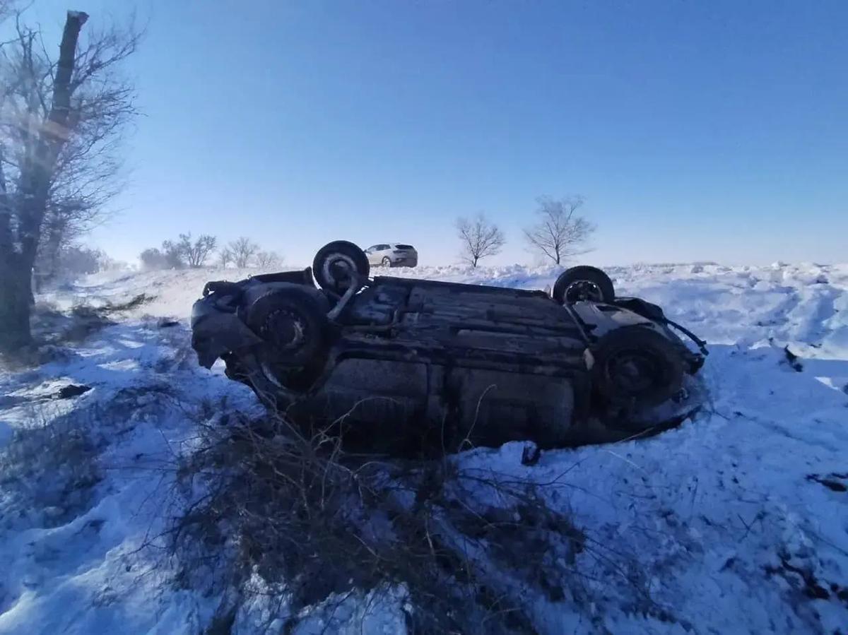 В Буденновском округе машина на зимней трассе съехала с дороги