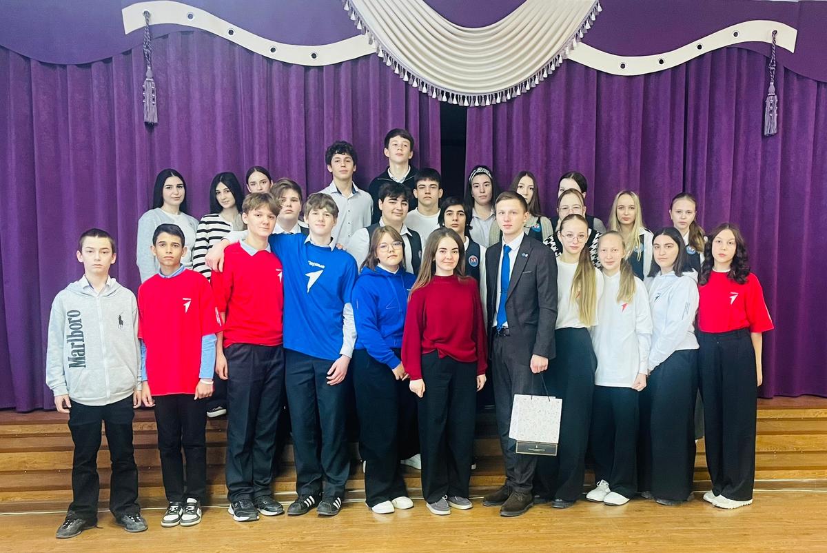 В Пятигорске волонтёр Парада Победы в Москве пообщался со школьниками