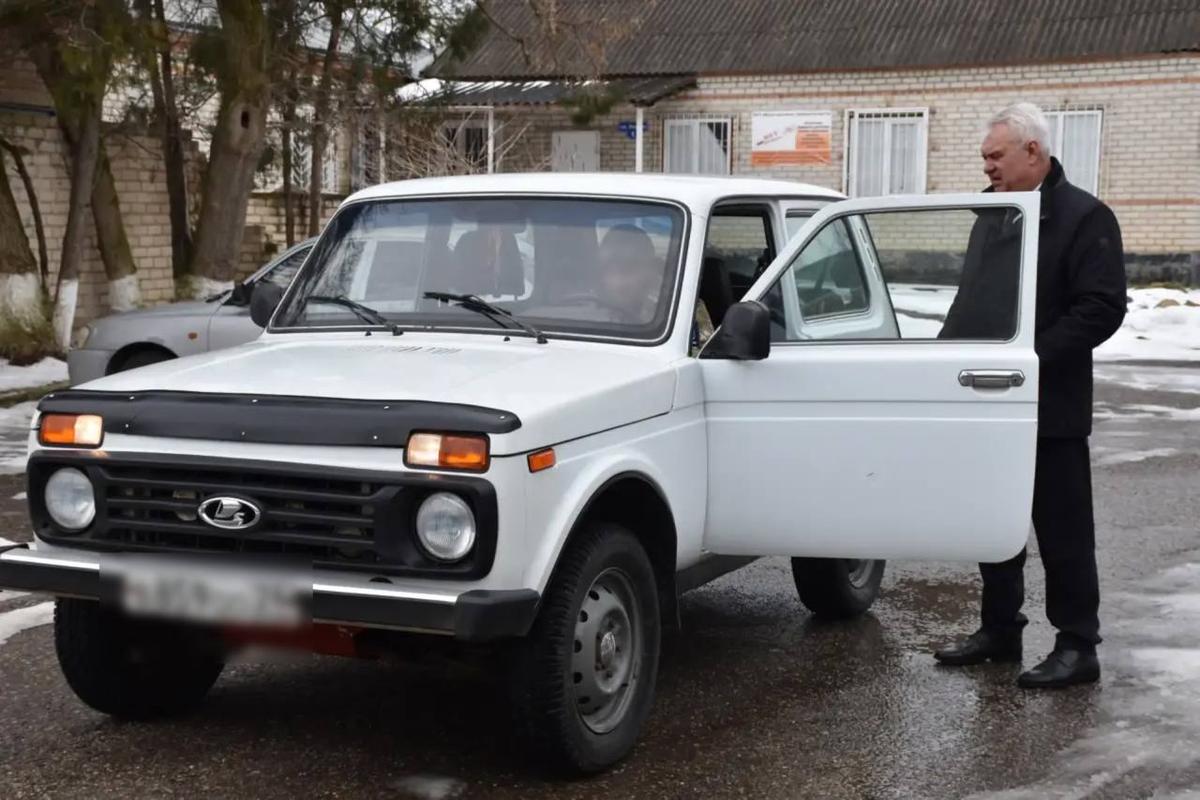Участнику СВО в Новоселицком округе передали автомобиль LADA