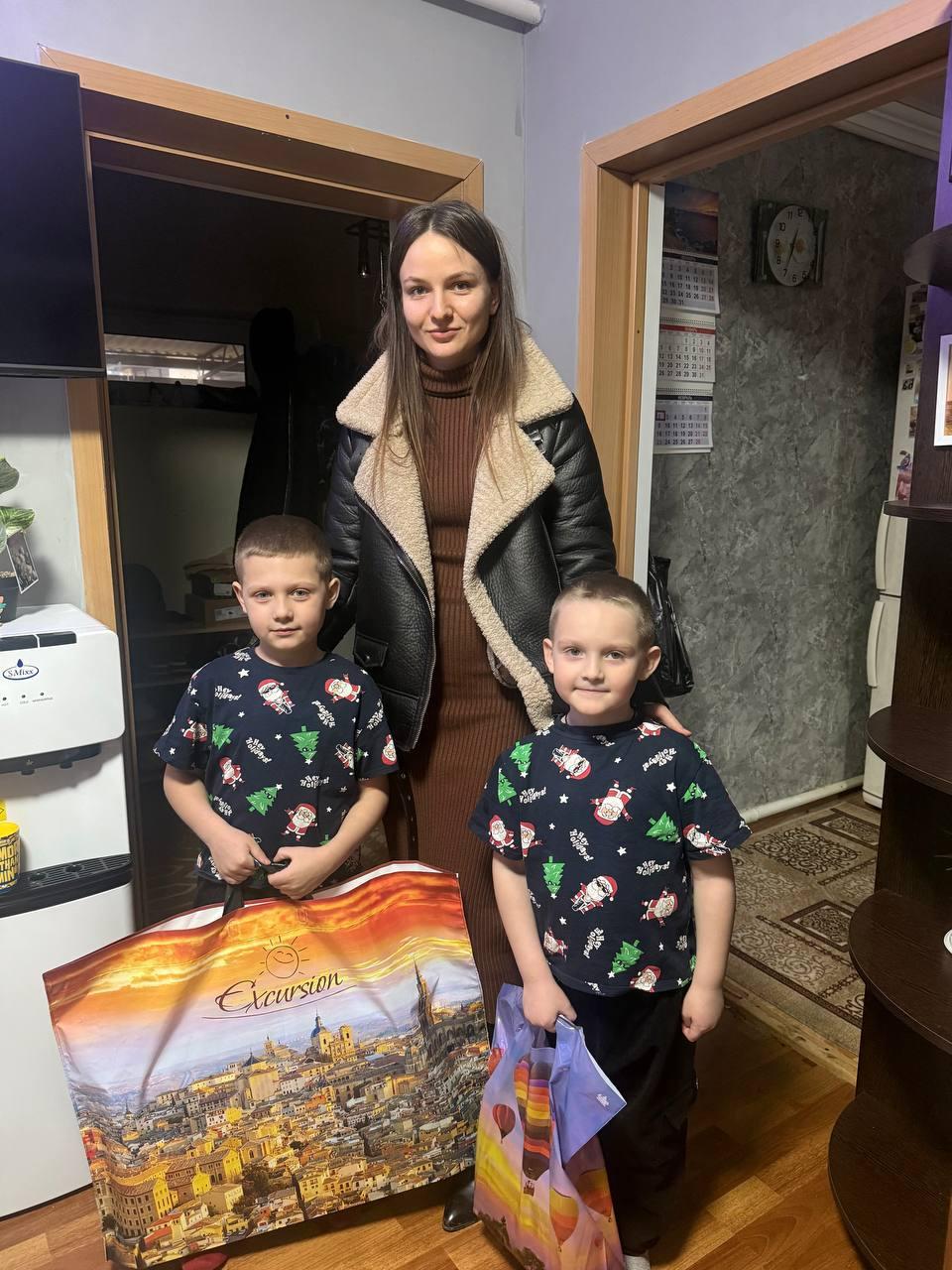 60 маленьким жителям Кировского округа исполнили новогодние желания