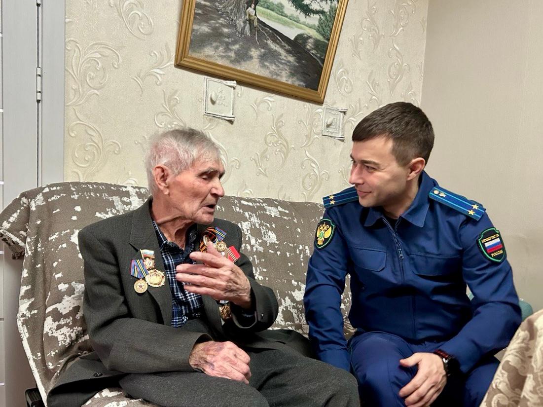 В Александровском округе прокуроры поздравили ветерана с днем рождения