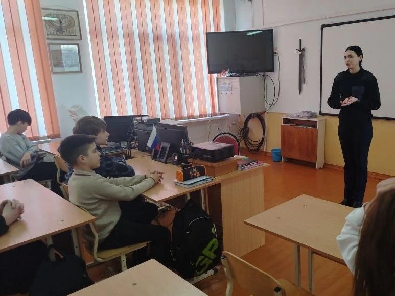 В Левокумском округе кадеты пообщались с полицейскими