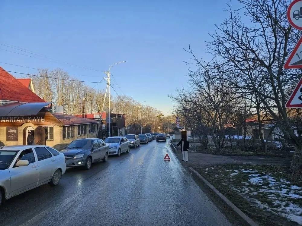 Под колеса авто в Ставрополе попала школьница, пересекая дорогу не по правилам