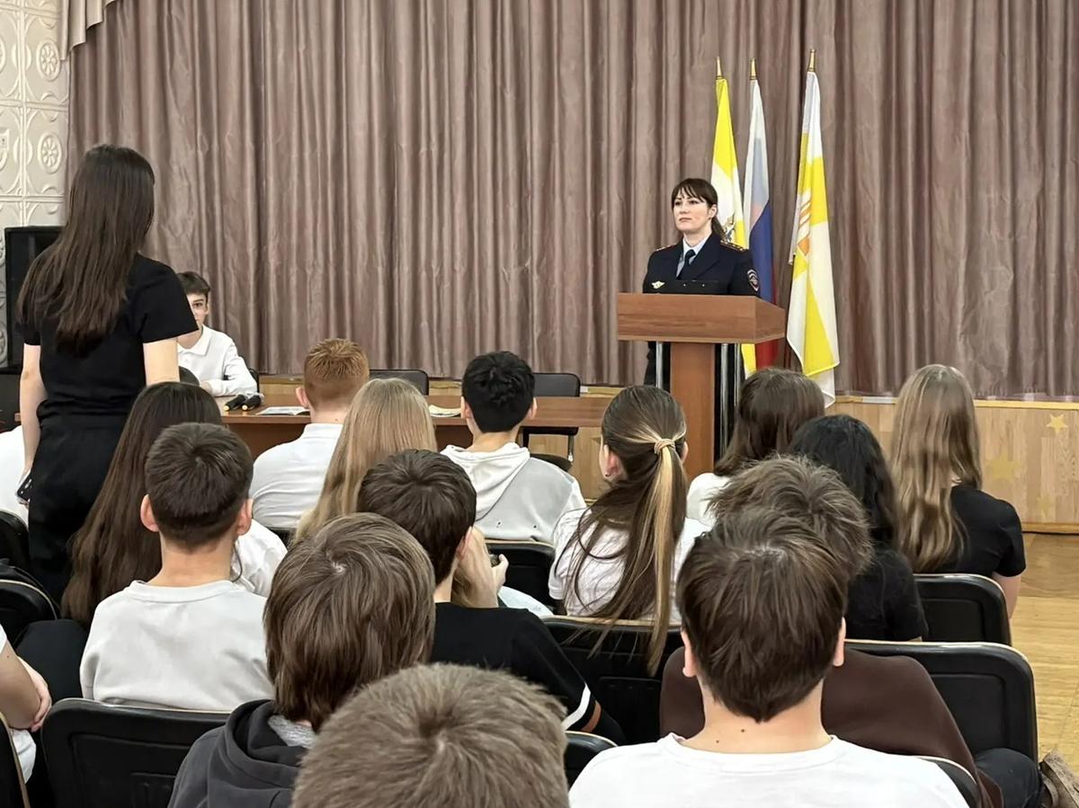 Для старшеклассников Ставрополя полицейские провели профилактический урок