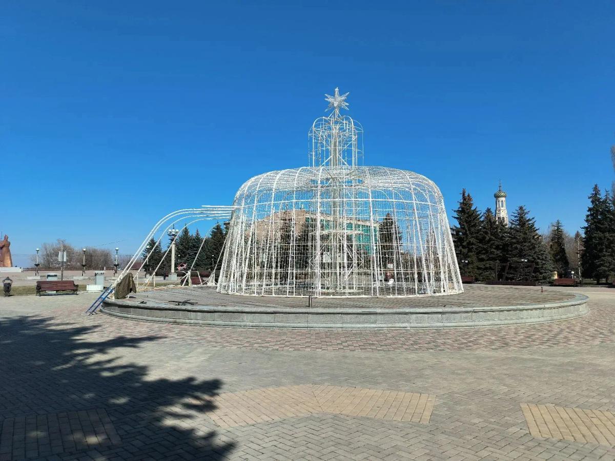 В Ставрополе специалисты начали разбирать зимние инсталляции фонтанов