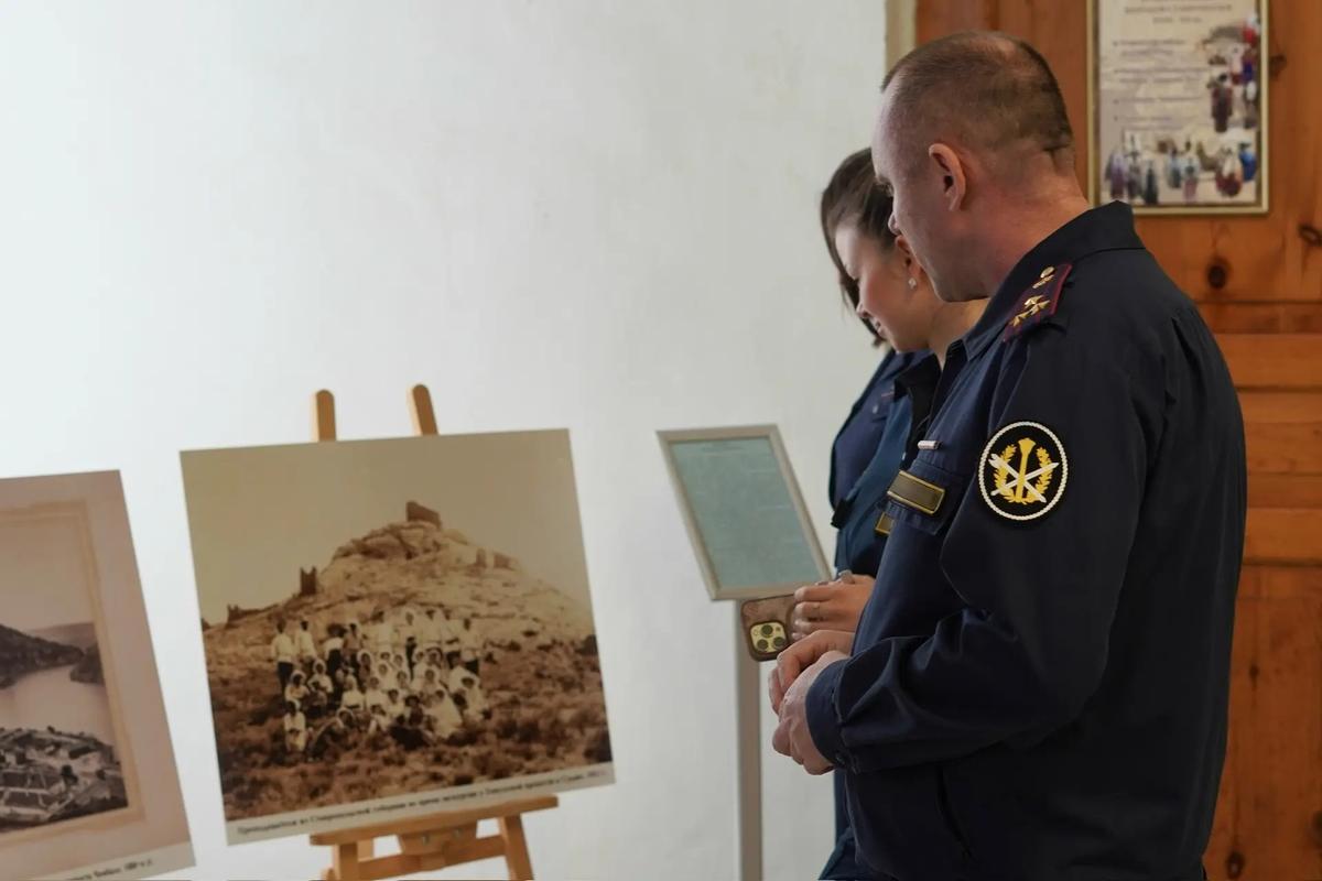 Сотрудники УФСИН по СК посетили выставку «В объективе старый Крым»