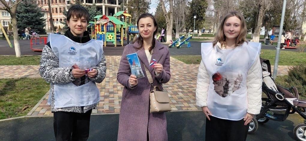 В Кочубеевском округе раздали ленты-триколоры