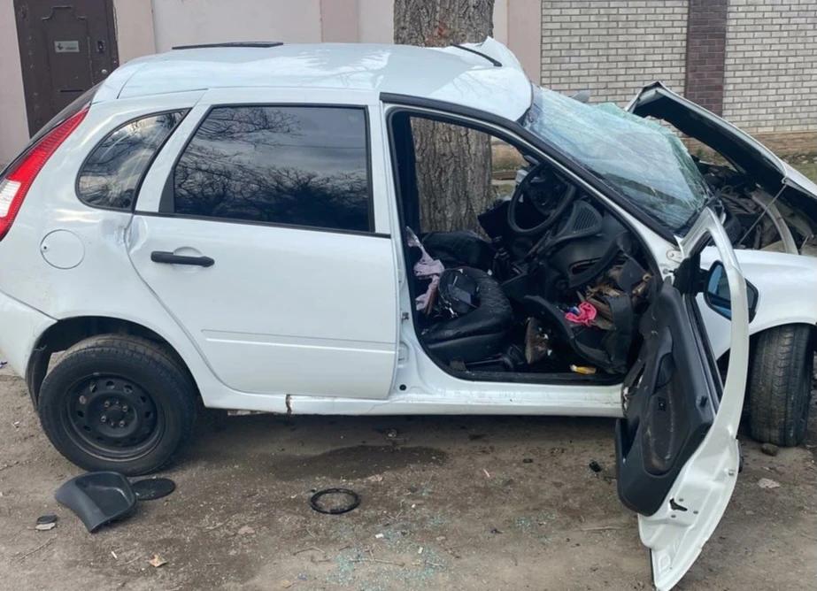 В Пятигорске водитель и пассажир «Калины» получили травмы при ударе о дерево