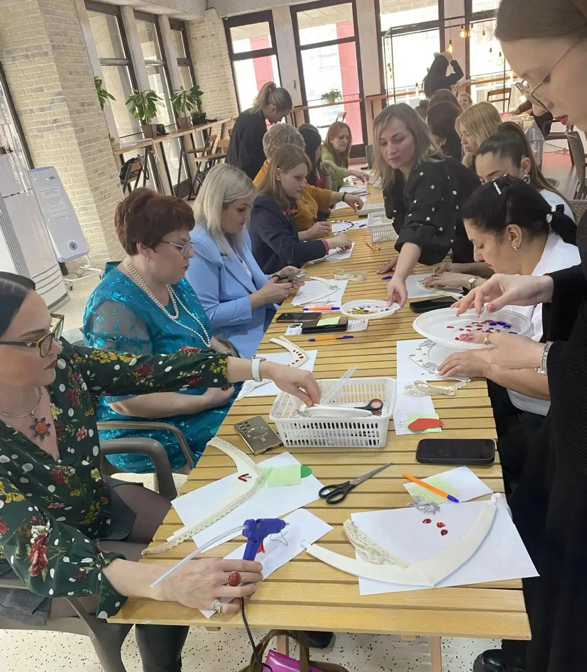 Претендентки на звание женщины года в Ставрополе делали кокошник своими руками