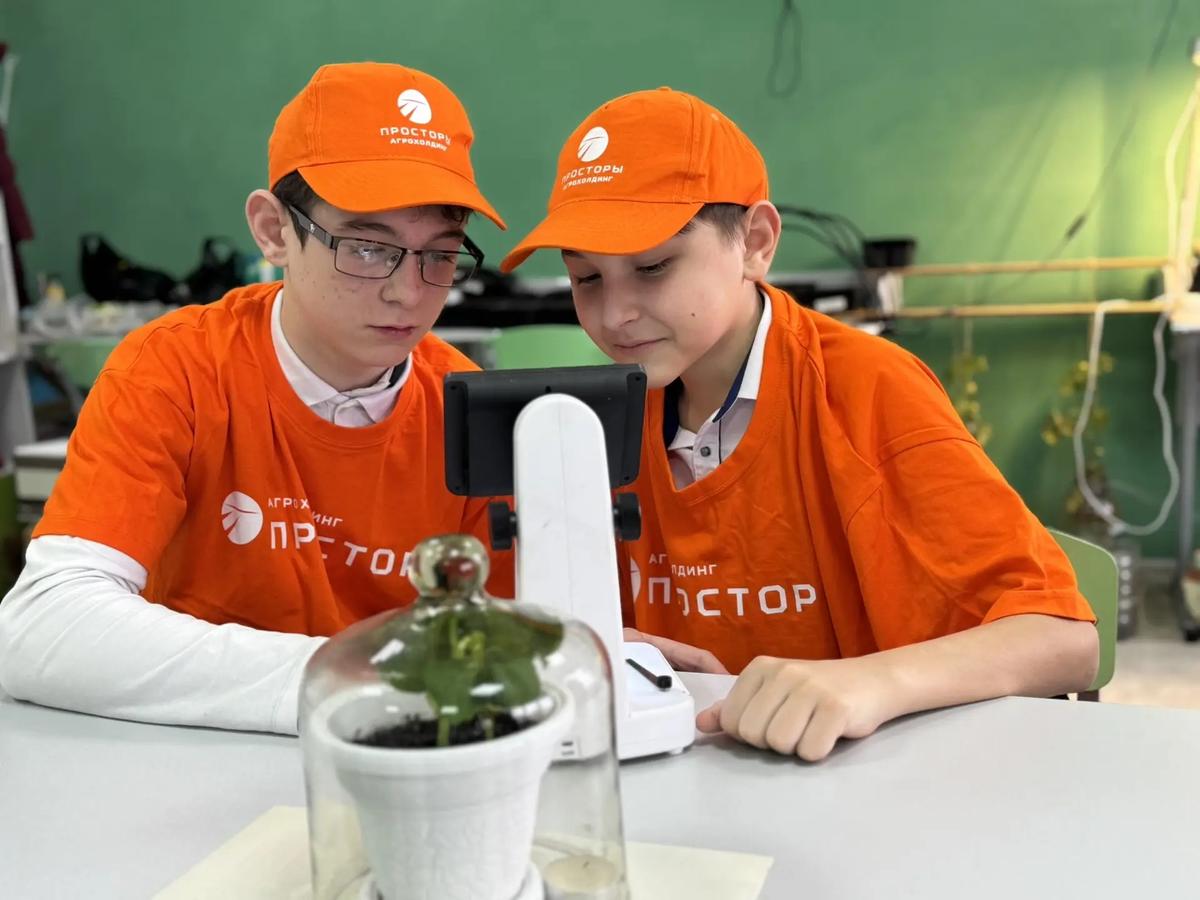 Юные агрономы из села Марьины Колодцы провели обрезку молодого яблоневого сада