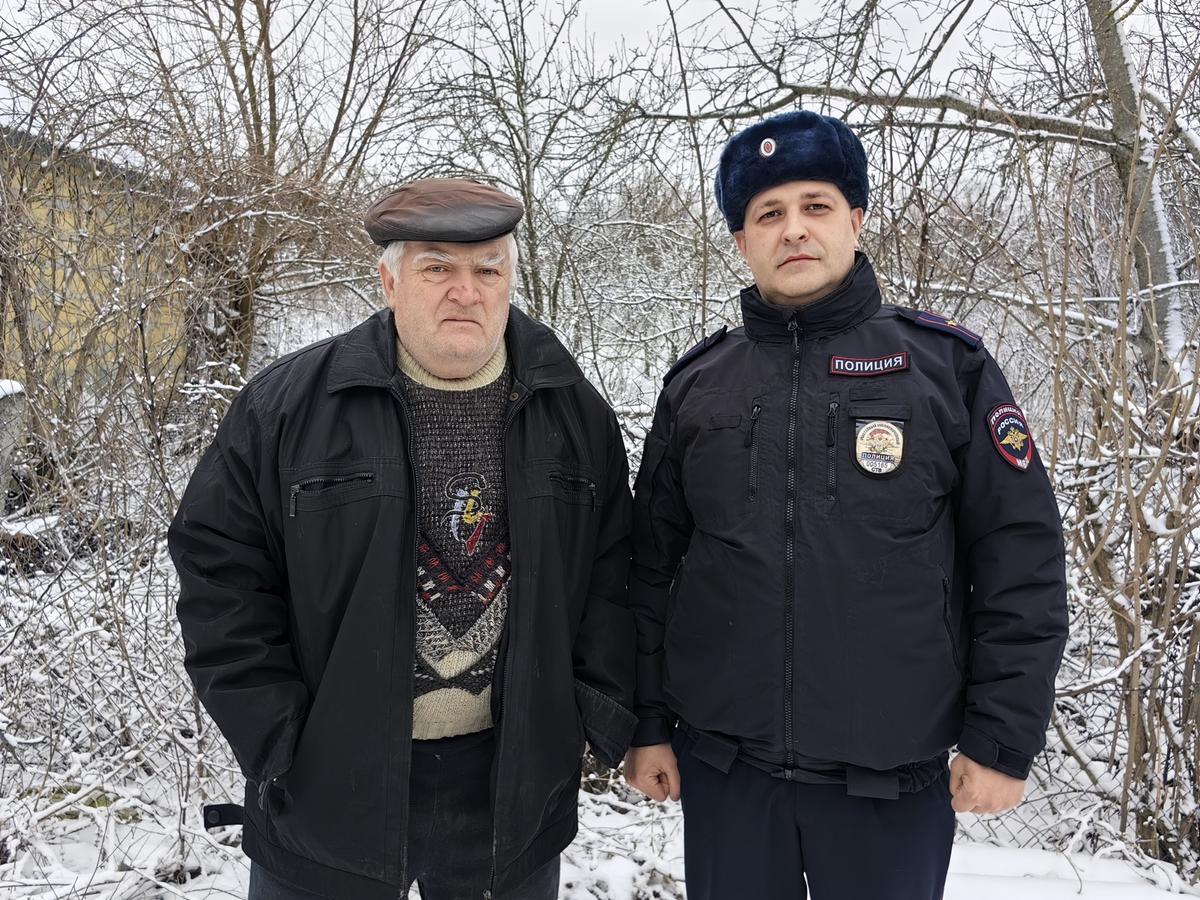 В Андроповском округе полицейские и местные жители спасли пенсионера от афериста