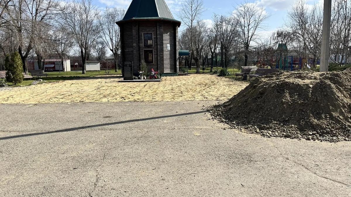 В Апанасенковском округе начали благоустройство территории возле часовни