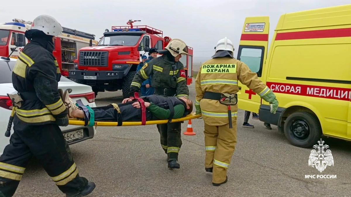 На Ставрополье огнеборцы МЧС спасли условного пострадавшего при ДТП
