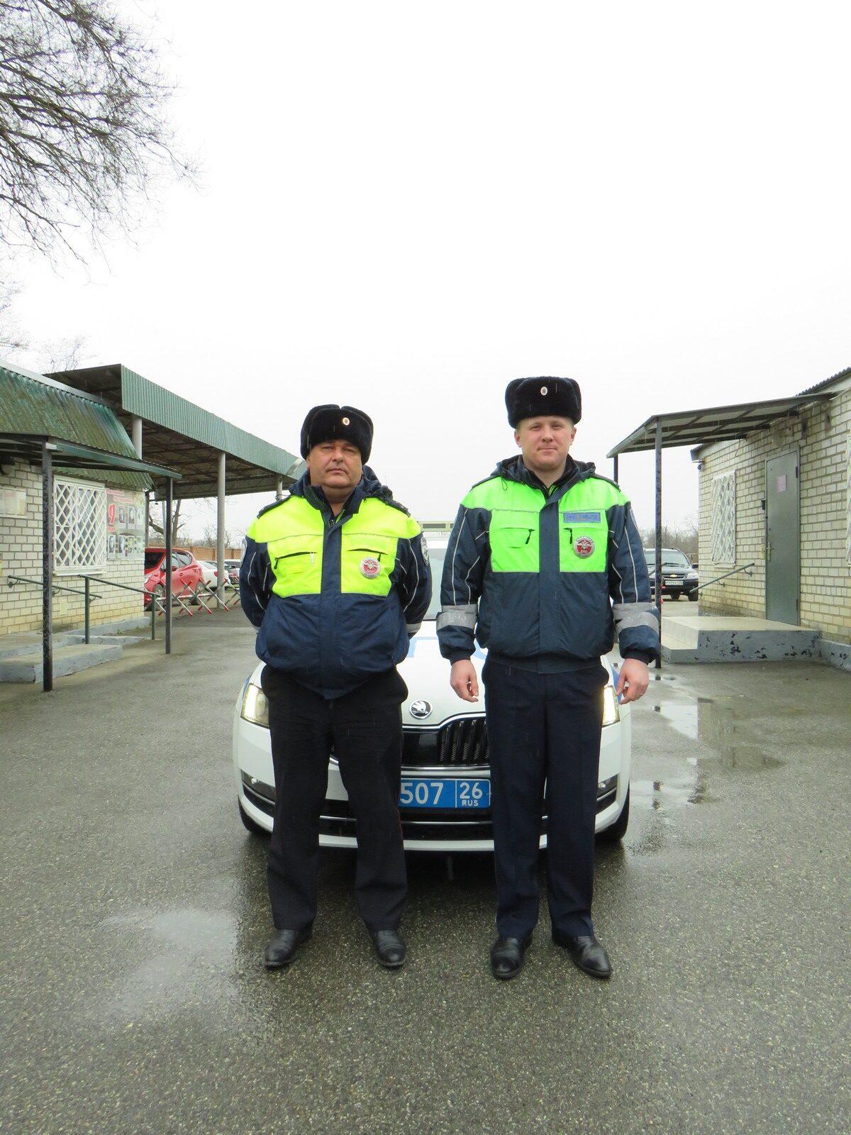 В Благодарном инспекторы помогли автоледи на дороге