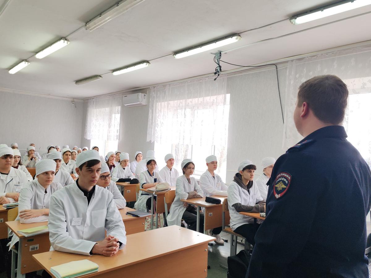 В Кировском округе полицейские пообщались со студентами колледжа