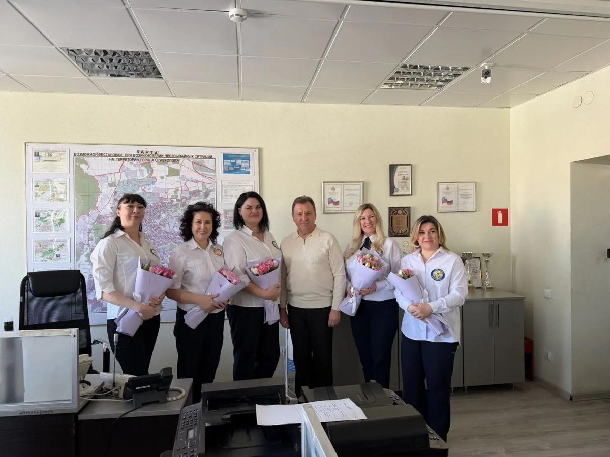Глава Ставрополя поздравил с 8 Марта сотрудниц дежурно-диспетчерской службы