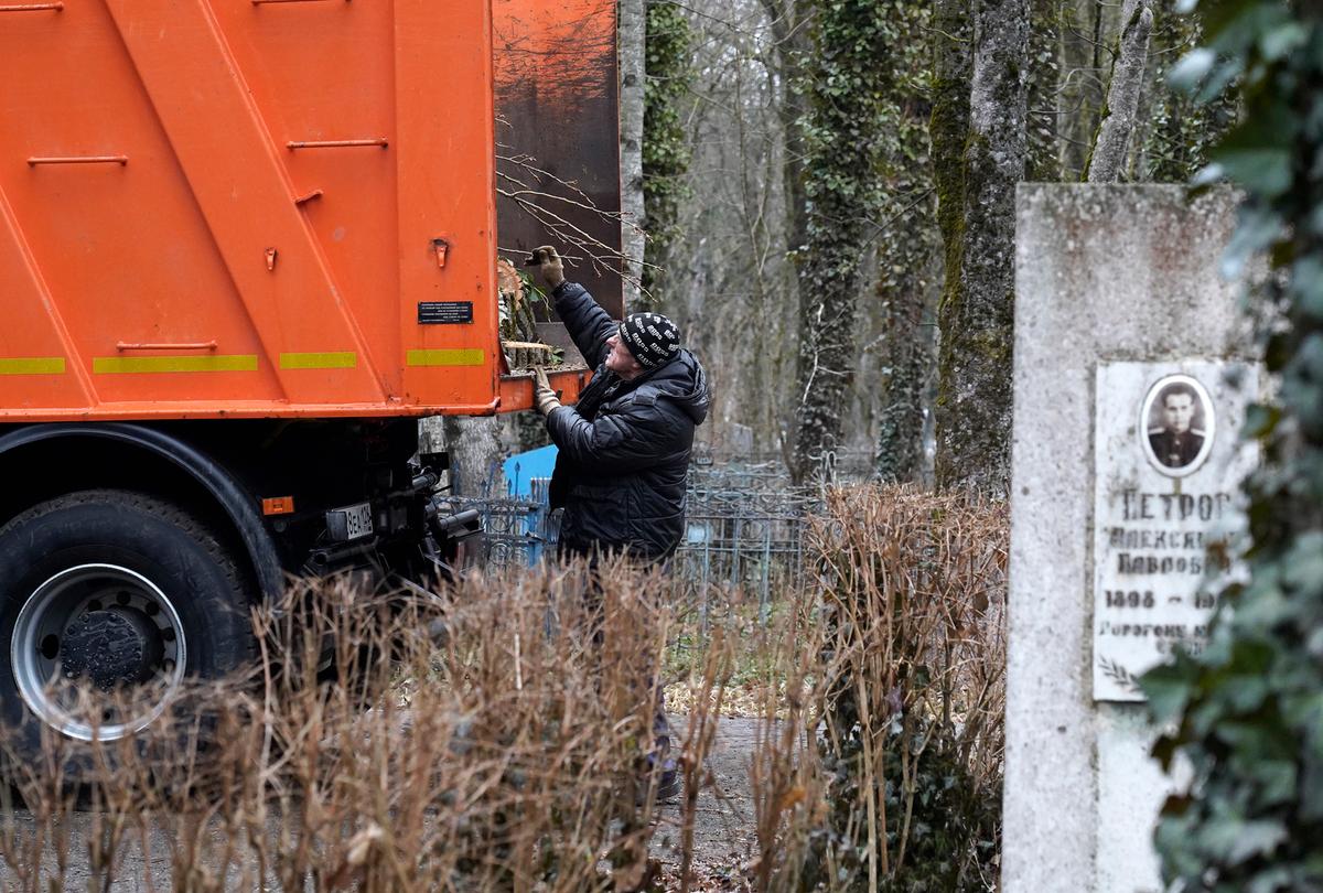 В рамках общекраевого субботника прошла уборка Даниловского кладбища