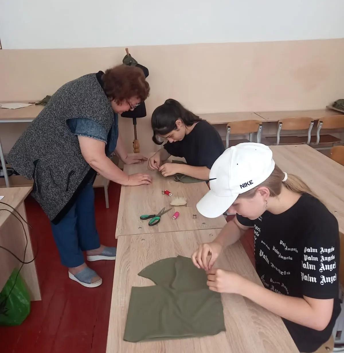 На Ставрополье школьники пошили свыше 500 комплектов экипировки для бойцов СВО