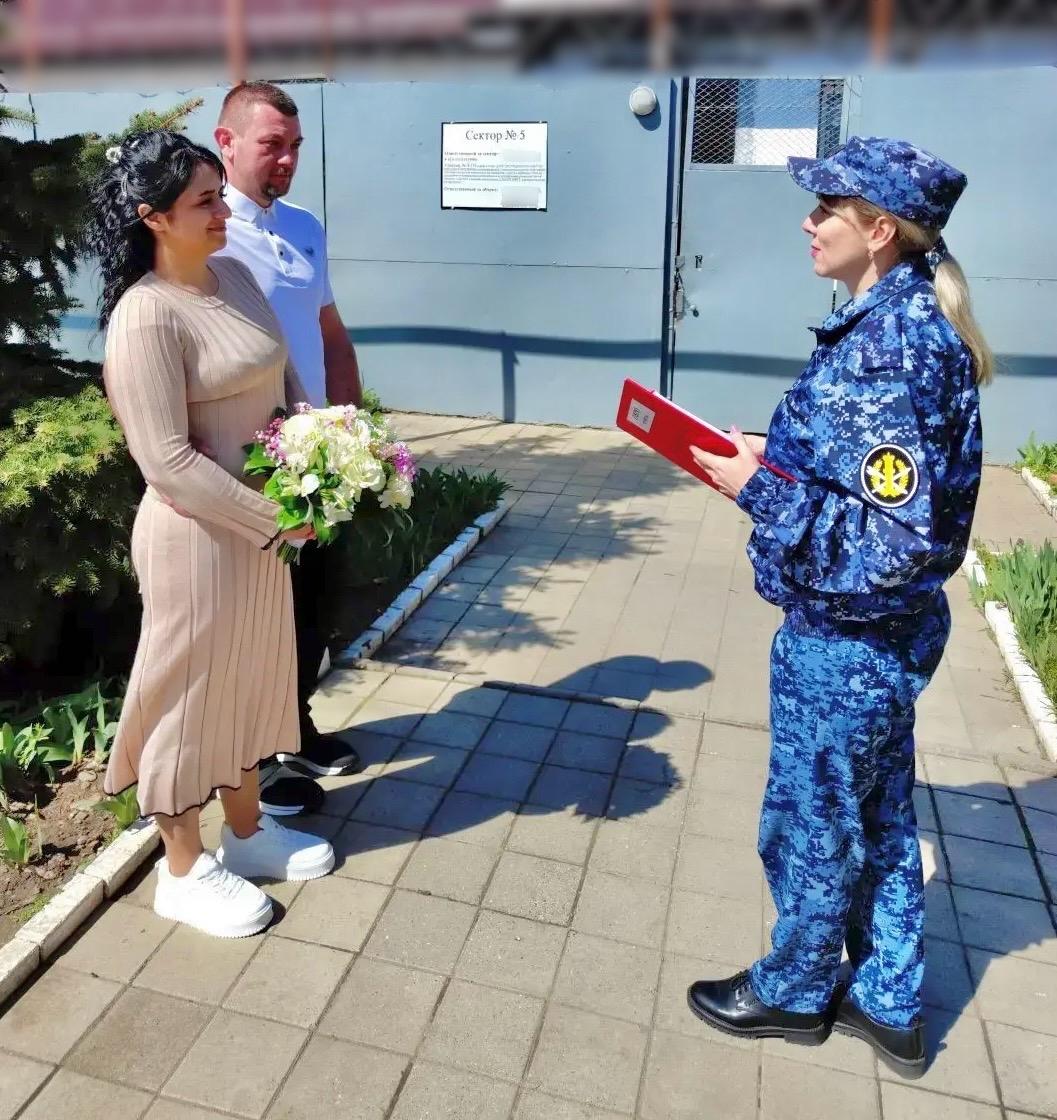 Осужденная девушка в колонии села Кочубеевского вышла замуж за бывшего коллегу