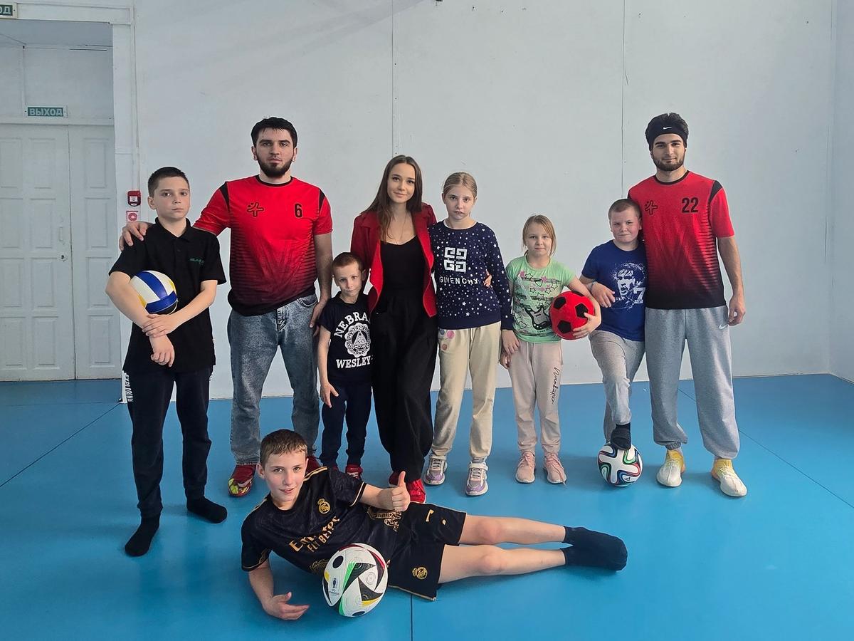 Волонтёры и футболисты посетили ставропольский детский дом перед Пасхой